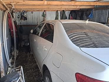 balaca masin: Toyota Corolla sedan - Korpus: 4 qapılı sedan, ağ rəng - Nəsil — 4