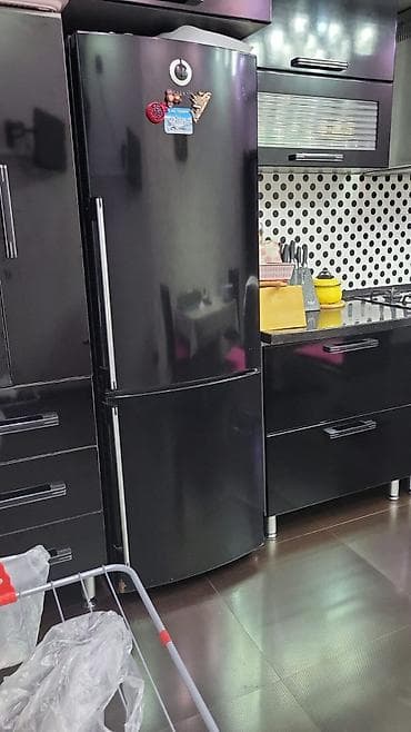 ssd satilir: Qapıdan aşağı donduruculu, qara rəngli soyuducu. Xüsusiyyətlər: - — 2