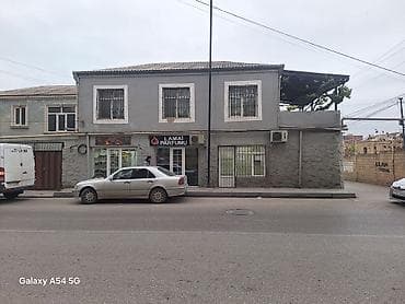 boyuk canta: Arendaya verilən küçəvitrenli obyekt - Yol kənarında, piyada axınının — 1