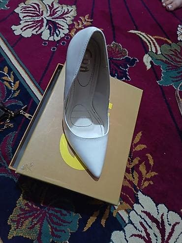 setka ayaqqabı: Ağ rəngli qadın tuflisi – klassik “stiletto” model - Material: parlaq — 2