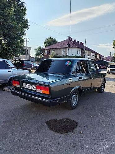 tra: VAZ 2107 sedan - Kuzov: 4 qapılı sedan, tünd yaşıl rəng - Mühərrik — 3