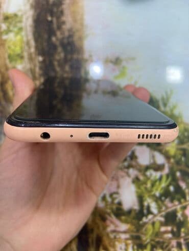 Smartfon – alt hissə görünüşü - Portaqlar: 3.5 mm qulaqlıq girişi