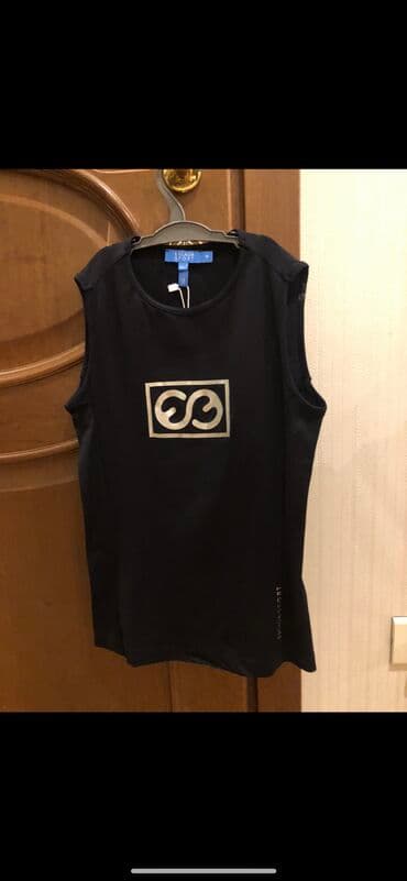 Escada yeni original,razmer S.Etiketkasi ustunde.Hediyye de olar