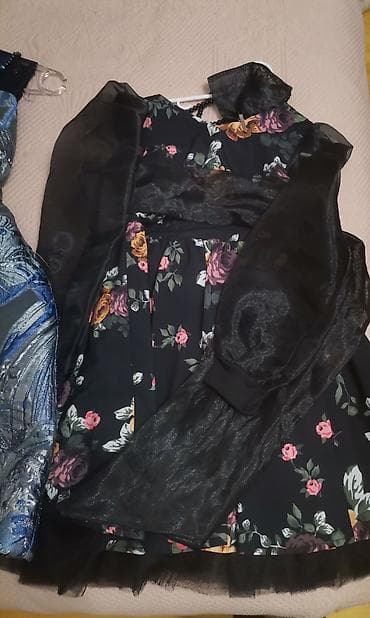 Qız uşaqları üçün iki hissəli dəst:10 yaş - Qara əsaslı, güllü naxışlı