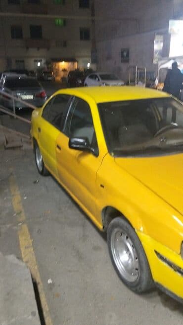 çirkab su maşını: Peugeot 405 (İran istehsalı – Samand/IKCO bazalı sedan) – sarı rəngdə — 2