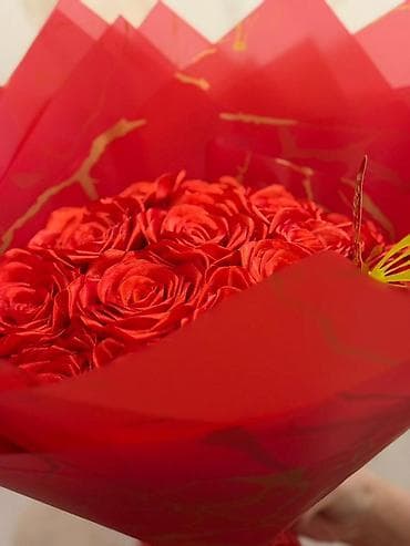 букет: Sifarişlə hazirlanir… Qırmızı güllərdən ibarət dekorativ buket - — 1