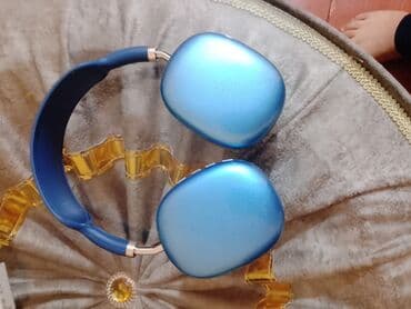 Mikrofonlar: Mavi rəngli over‑ear qulaqlıq - Üzərində yumru, metalik mavi kasalar — 1