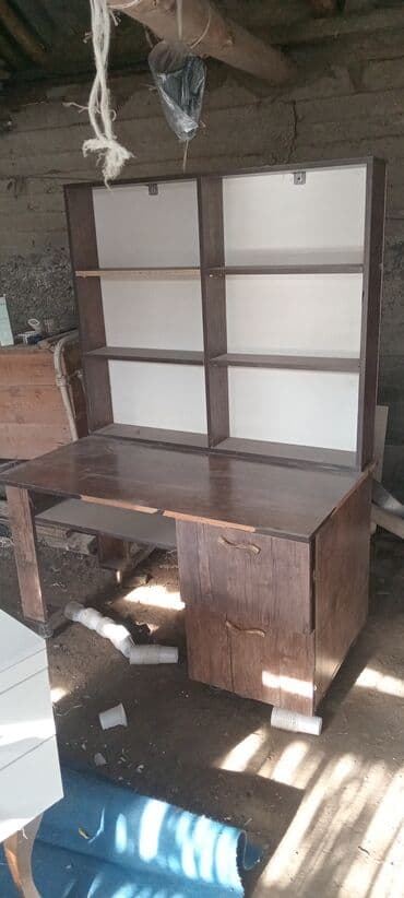 peçlər və kaminlər: Mebel dəsti – güzgülü tuvalet masası və iki iş masasından ibarət. 1) — 2