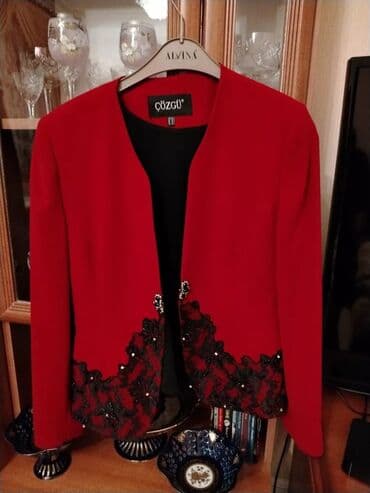 Brend: Çözgü Dəst: qara uzun paltar + qırmızı jaket - Jaket: qırmızı