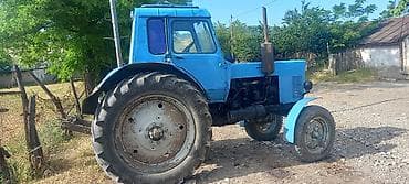Mavi rəngli MTZ tipli təkərli traktor - Tam kabinalı quruluş, geniş — 1