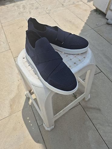 batinka kişi: - Rəng: tünd göy (navy), ağ altlıq - Model: bağsız/slip-on; üst — 2