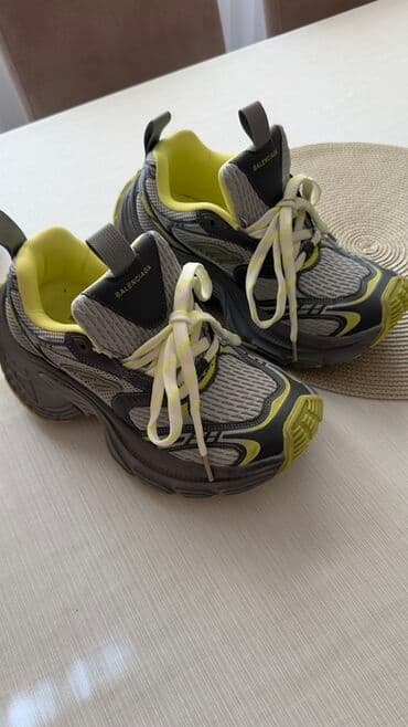 Ботинки: İki rəngli, boz və parlaq sarı rənglərdə olan uniseks krossovkalar — 1