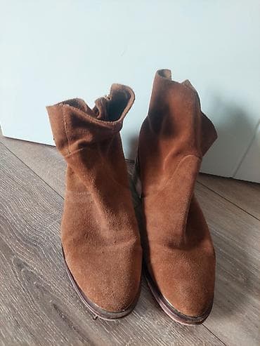 krosofka: İdman ayaqqabısı və zərif bot dəsti - Model: Adidas Yeezy 700 — 2