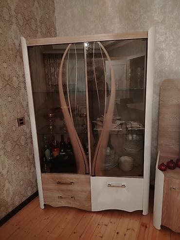 Мебель для дома: Qonaq otağı üçün vitrinli mebel dəsti Tərkibi: - 2 ədəd şüşə qapılı — 1