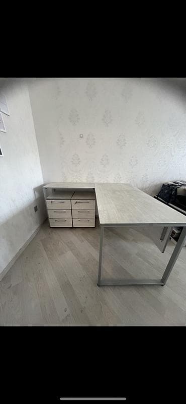 Ofis üçün L formalı iş masası və 2 ədəd çekmeceli tumbalı modul -