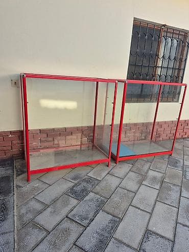 Mağaza avadanlığı: Şüşə yan divarları və qırmızı metal çərçivəsi olan bu vitrin — 2