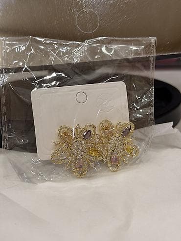 papaqlarin satisi: Maya deyerinden bele ucuz aksesuarlar satilir. Hecbiri isdifade — 2