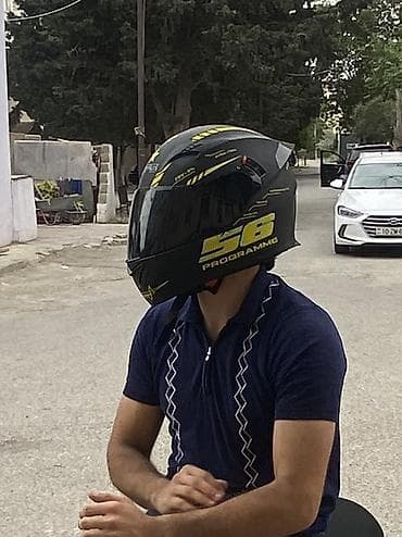 cruz led stop: Motosiklet kaskı – tam üzlü model - Rəng: Qara üzərində sarı qrafika — 1