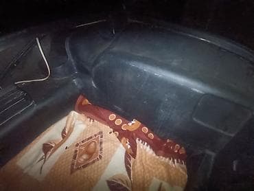 04 sat: VAZ 2106 sedan - Kuzov: klassik 4 qapılı sedan, tünd yaşıl içi dolu — 2