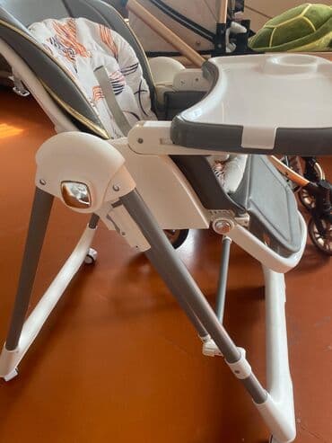 Uşaqlar üçün tənzimlənən hündür yemək stolu. Uşaqların qidalanması