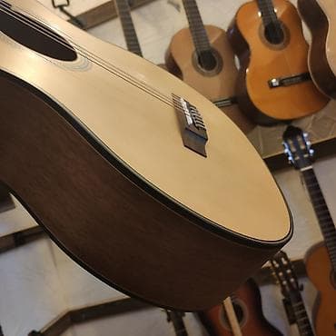 sitki: Klassik gitara Valencia VA434 Simlərin sayı: 6 Üst:Sitka Spruce Qol — 4