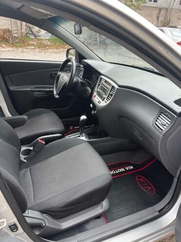 kia ceed azerbaycan: Gümüşü rəngdə Kia Rio sedan avtomobili. Avtomobilin xarici görünüşü — 10