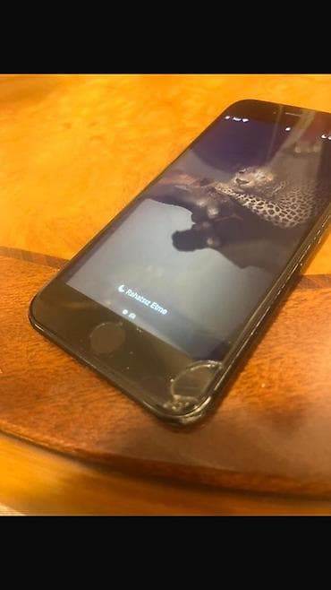 iphone 7 gence: IPhone SE 2020, Qara, Qırıq — 3