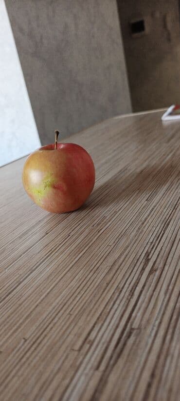 salat: Təzə alma – şirin və ətirli. Xüsusiyyətlər: - Rəng: qırmızı‑sarı — 2