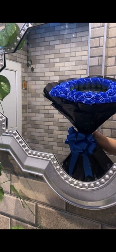 qara qizilgul satisi: Göylə mavi rəngli qızılgüllərdən ibarət, qara bükülmüş kağızla — 1