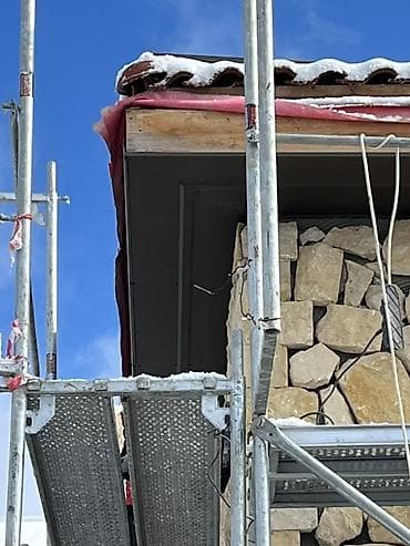 həyət dizaynı: PVC və metal profilli tavan/soffit obşivkası və dam altı üzlənməsi — 4