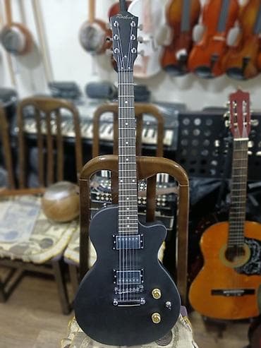 tornado gitara: Elektro gitara üstündə çexolu şnuru kəməri mizrabları kapo verilir — 1