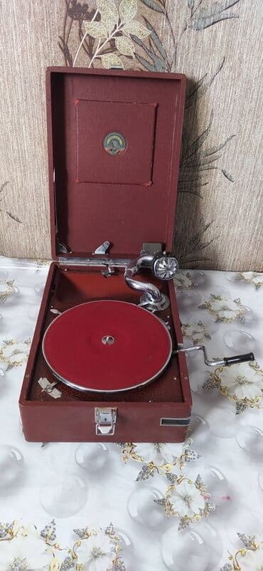 виниловый проигрыватель: Antikvar Qrammofon 1930-cu illərin. Çox yaxşı, işlək vəziyyətdə. Bütün — 1