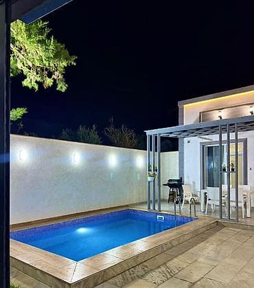 Hovuzlu həyətli kirayə villa ❤️ - Həyət: Hündür hasarlı, gecə