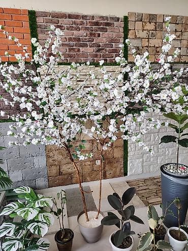 Ağ çiçəklərlə bəzədilmiş dekorativ süni ağac - Realistik dizayn