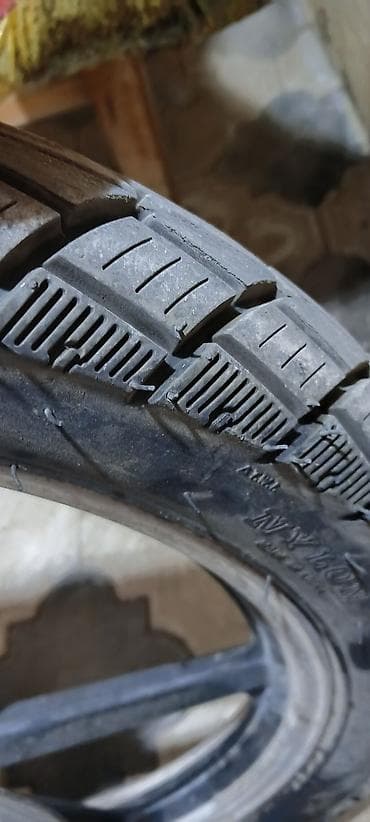 suktur: Salam moto qarajda yatib. amma pol abarotdu. kuryere surulmuyub — 2