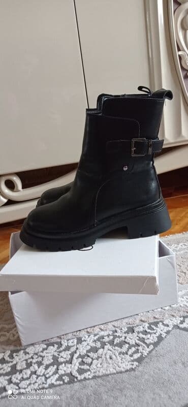 38 razmer,1 defe geyinilib,30 man satiram,baha alinib,ici istidi