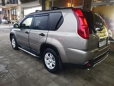 nisan juk: Nissan X-Trail model avtomobili. Açıq qəhvəyi rəngdə, dam relsləri ilə — 10