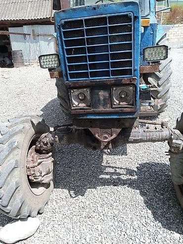 usaq uchun traktor: Mavi rənglitəkərl traktoru. Xüsusiyyət və detallar: - Dörd təkərli — 3