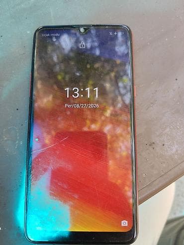 apple se 2020: Məhsul: Qırmızı rəngli smartfon Xüsusiyyətlər: - Arxa hissədə dairəvi — 5