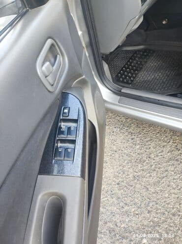 motosiklet telefon tutucu: Nissan Sunny: 1.6 l | 2008 il Sedan — 7