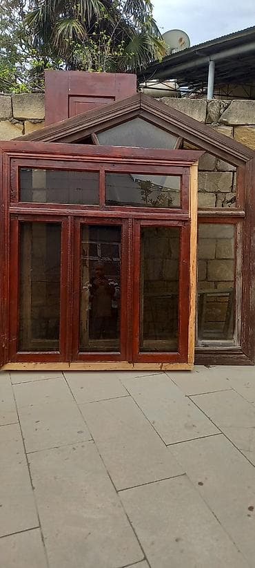 ikinci əl seyf qapi: Çox əla vəziyyətdə 9 pəncərə 1 qapı. 5 lik taxtadan yıgılma. Qiymət 40 — 3