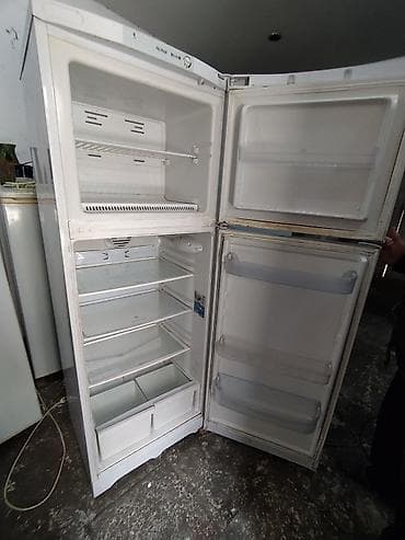 Iki qapılı soyuducu (üstdə dondurucu) Xüsusiyyətlər: - Üst hissədə