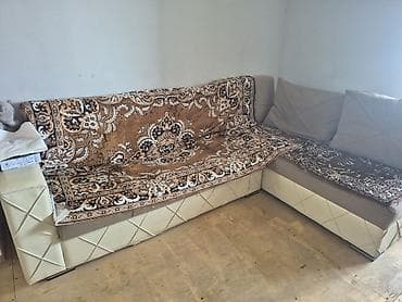 2 divan: Künc divanı – yumşaq oturacaq və iri arxa yastıqlar ilə - L‑şəkilli — 2