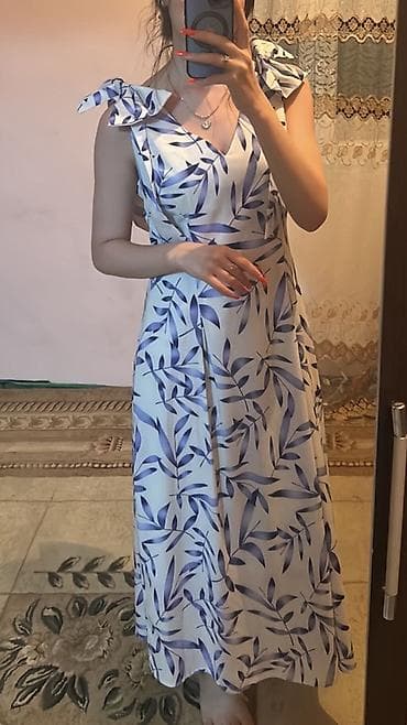 ağ koftalar: Ağ fonlu, mavi yarpaq naxışlı yay paltarı. Model: midi uzunluq — 2