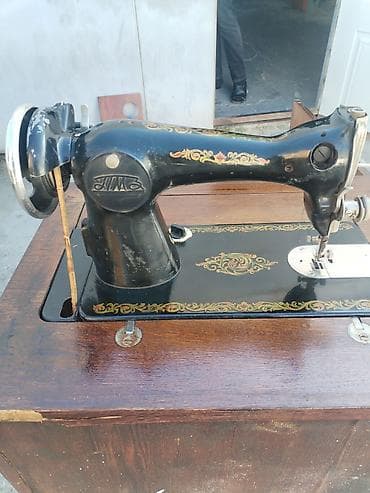 İncəsənət və kolleksiyalar: Mexaniki tikiş maşını və inteqrə olunmuş taxta stol - Klassik, ayaq — 10