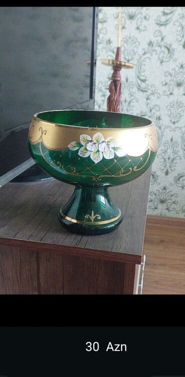 Qiymət: 30 AZN Məhsul: Şüşə dekorativ meyvəqabı/kupa - Rəng: Zümrüd