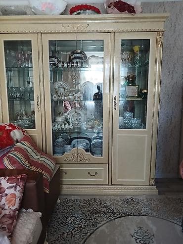 qapi bezekleri: Klassik vitrinli bufet skaf qorka .Super veziyyetdedi isteyene — 1