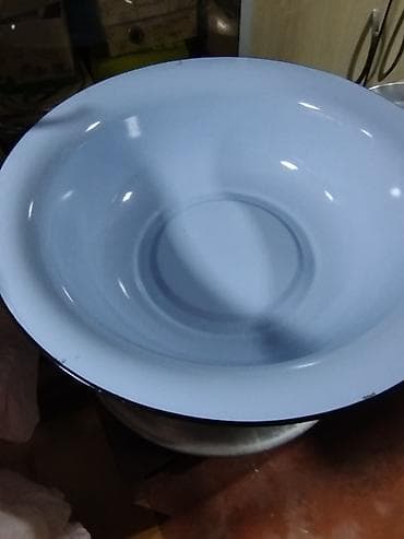 qoz qabı: Ağ-boz rəngli emal örtüklü iri leğən (metaldan). Dairəvi formadadır — 2