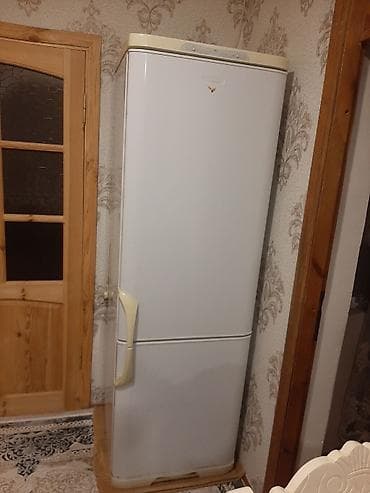 İki qapılı məişət soyuducusu - Ağ korpus, üstdə soyuducu, altda