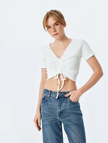 Ağ rəngli qadın kroptop - Model: qısa kroplu, V formalı dekolte - Ön